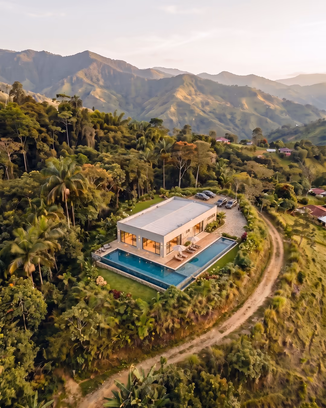 La casa terminada con piscina y paisajismo, en el mismo lote.